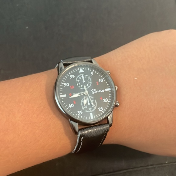 Black leather strap watch - Picture 3 of 3